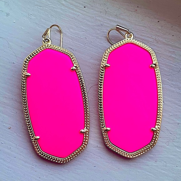 Kendra Scott Jewelry - Kendra Scott Danielle Gold Statement Earrings • Neon Pink Magnesite❗️RARE❗️